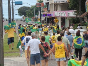 Dezenas de itapoaenses se reuniram em manifestacao neste domingo, 13-03 - 82