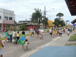 Dezenas de itapoaenses se reuniram em manifestacao neste domingo, 13-03 - 83