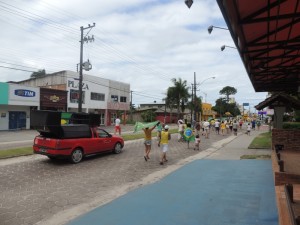 Dezenas de itapoaenses se reuniram em manifestacao neste domingo, 13-03 - 84