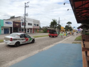 Dezenas de itapoaenses se reuniram em manifestacao neste domingo, 13-03 - 85