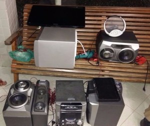 Polícia Militar de Itapoá prende suspeitos de furto à residência logo após o crime 3