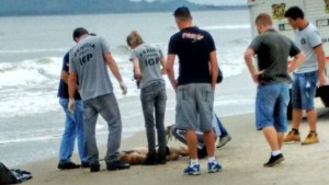 Corpo de jovem encontrado na faixa de areia do balneario Princesa do Mar - Capa