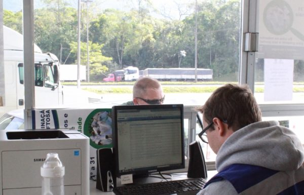 Motorista fazendo identificação da carga (800x448)