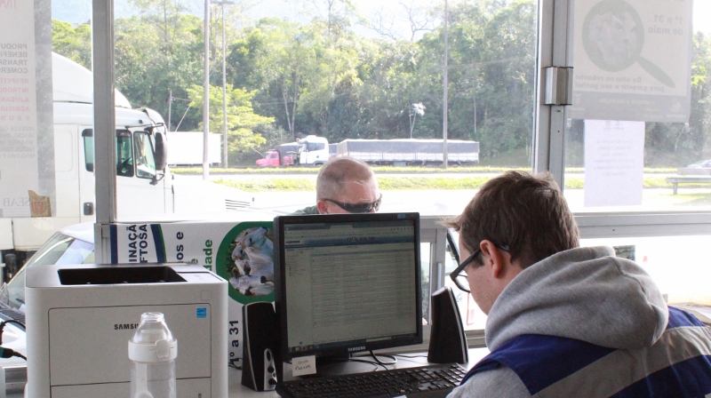 Motorista fazendo identificação da carga (800x448)