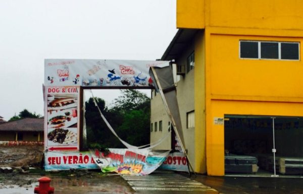 Tempestade causa estragos em Itapoa 5 (800x600)