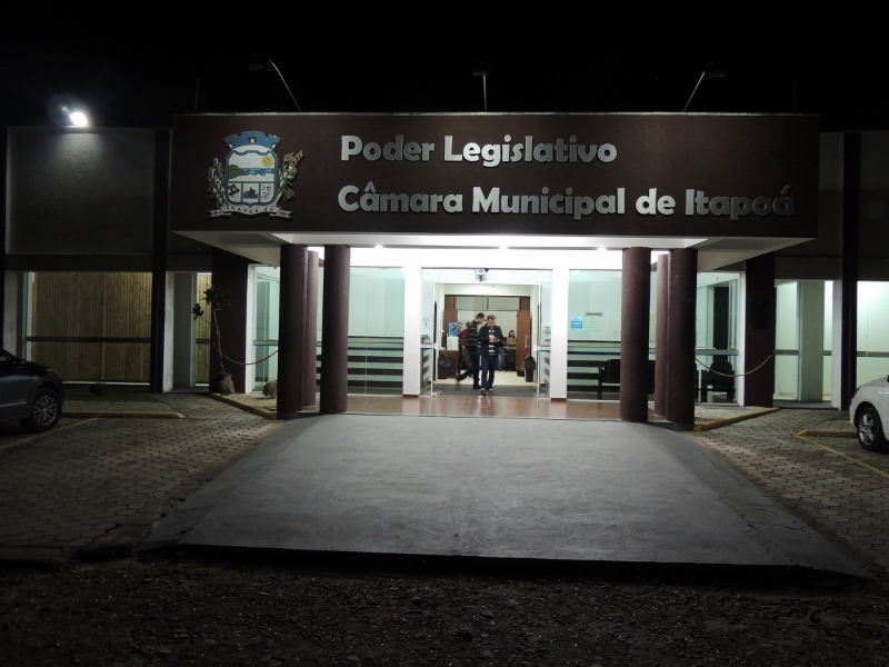 camara-de-vereadores-de-itapoa-a-noite-800x600