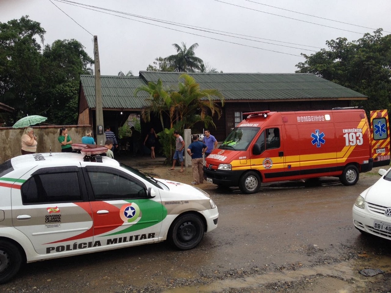 assaltante-de-residencia-morre-apos-troca-de-tiros-com-a-pm-em-garuva-800x600