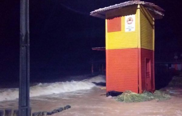 postos-guarda-vidas-de-itapoa-danificados-pela-mare-alta-1-800x451