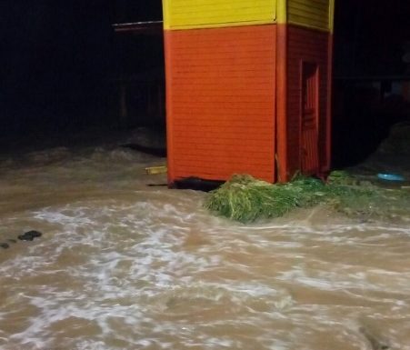 postos-guarda-vidas-de-itapoa-danificados-pela-mare-alta-3-451x800