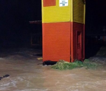 postos-guarda-vidas-de-itapoa-danificados-pela-mare-alta-4-451x800