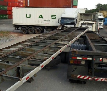 Plataforma desengata de caminhao e provoca acidente em patio de conteineres 2