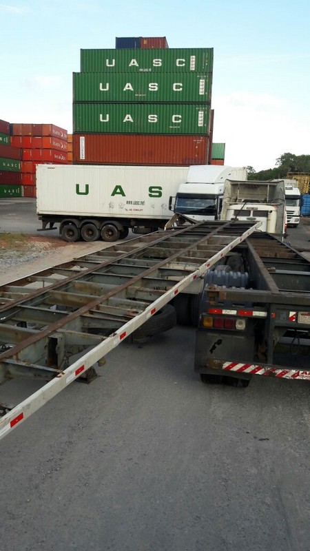 Plataforma desengata de caminhao e provoca acidente em patio de conteineres 2