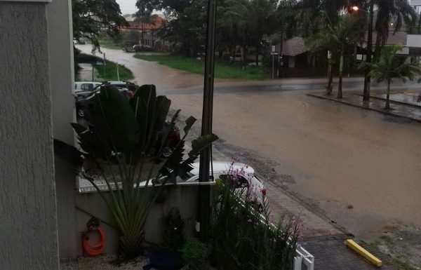 chuva forte atinge itapoa, diversas ruas sao alagadas e falta luz em alguns pontos 02