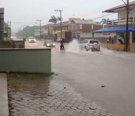 chuva forte atinge itapoa, diversas ruas sao alagadas e falta luz em alguns pontos 09