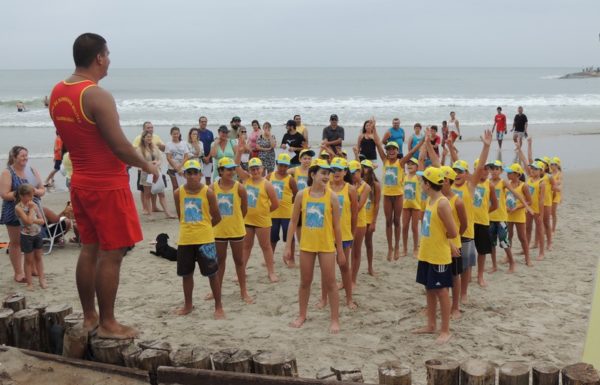 realizada-primeira-formatura-do-projeto-golfinho-de-itapoa-temporada-2016-2017-53