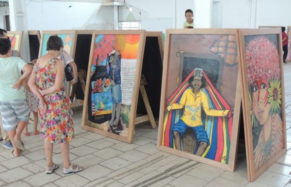 Artesaos expoem os paineis artisticos que enfeitarao o carnaval de Itapoa 2017 06