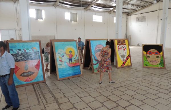 Artesaos expoem os paineis artisticos que enfeitarao o carnaval de Itapoa 2017 09