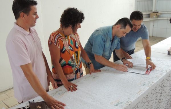 Artesaos expoem os paineis artisticos que enfeitarao o carnaval de Itapoa 2017 36