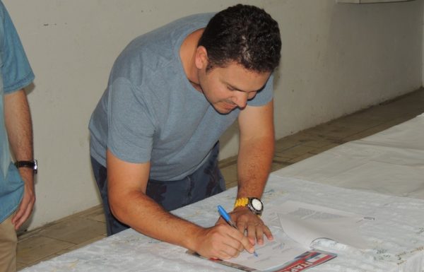 Artesaos expoem os paineis artisticos que enfeitarao o carnaval de Itapoa 2017 42