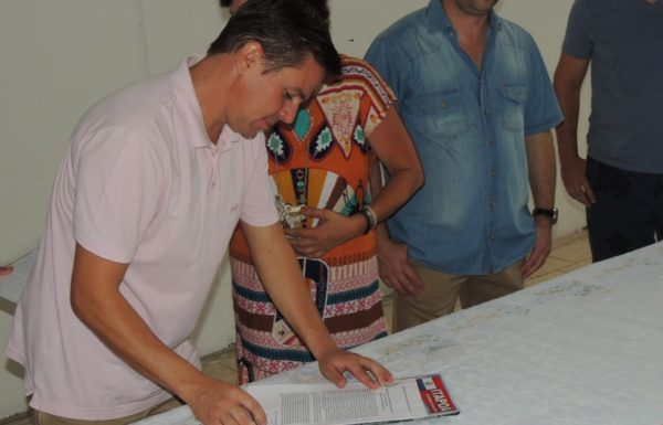 Artesaos expoem os paineis artisticos que enfeitarao o carnaval de Itapoa 2017 44