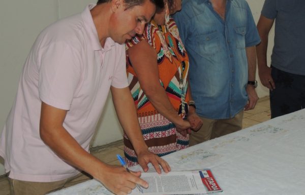 Artesaos expoem os paineis artisticos que enfeitarao o carnaval de Itapoa 2017 47