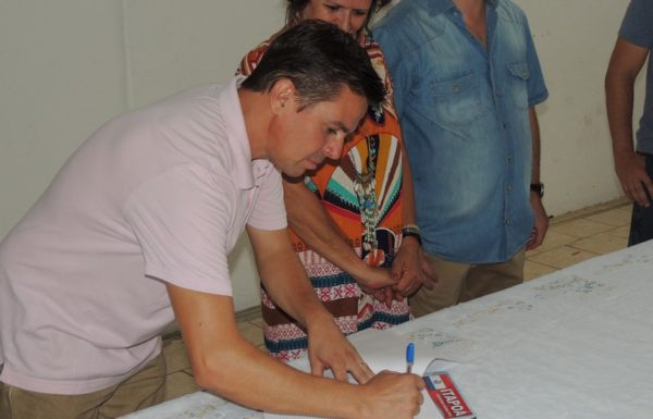 Artesaos expoem os paineis artisticos que enfeitarao o carnaval de Itapoa 2017 48