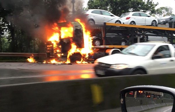 Caminhao cegonha pega fogo na BR-101 em Garuva 1