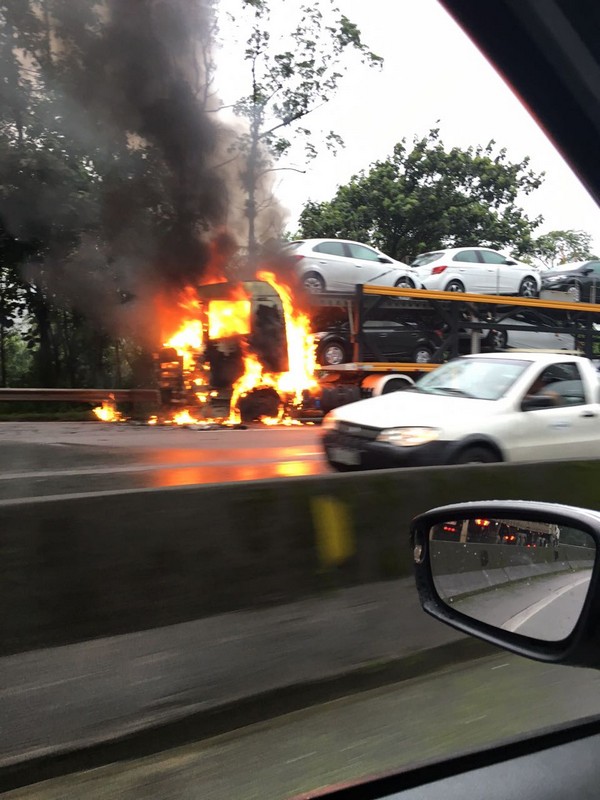 Caminhao cegonha pega fogo na BR-101 em Garuva 1