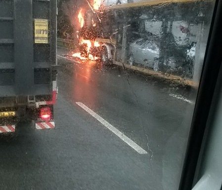 Caminhao cegonha pega fogo na BR-101 em Garuva 2