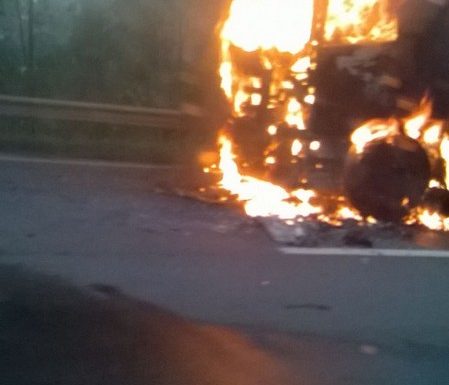 Caminhao cegonha pega fogo na BR-101 em Garuva 3