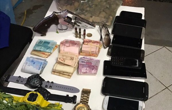 Homens assaltam loja de material de construcao em Itapoa e saointerceptados em Garuva 11