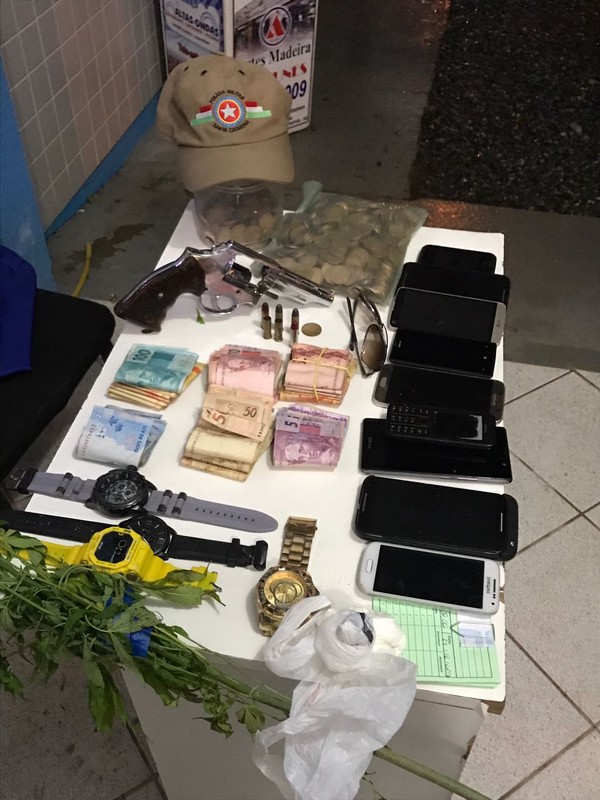 Homens assaltam loja de material de construcao em Itapoa e saointerceptados em Garuva 11