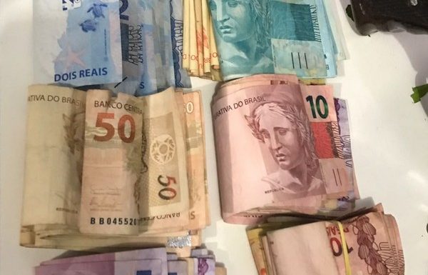 Homens assaltam loja de material de construcao em Itapoa e saointerceptados em Garuva 13