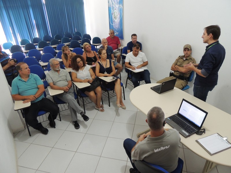 Reuniao esclarece duvidas sobre os aspectos tecnologicos do programa Rede de Vizinhos 01