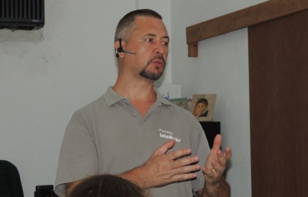 Reuniao esclarece duvidas sobre os aspectos tecnologicos do programa Rede de Vizinhos 17