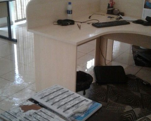 falha estrutural compromete o predio da Camara de Vereadores de Itapoa 03