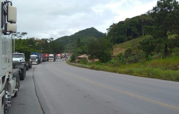 Caminhoneiros realizam paralisacao proximo ao Porto Itapoa 01