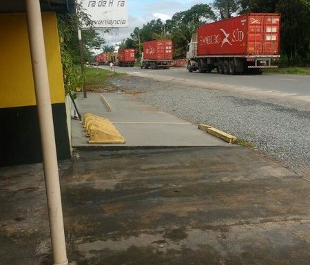 Caminhoneiros realizam paralisacao proximo ao Porto Itapoa 02