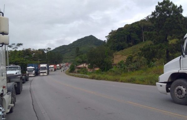 Caminhoneiros realizam paralisacao proximo ao Porto Itapoa 03
