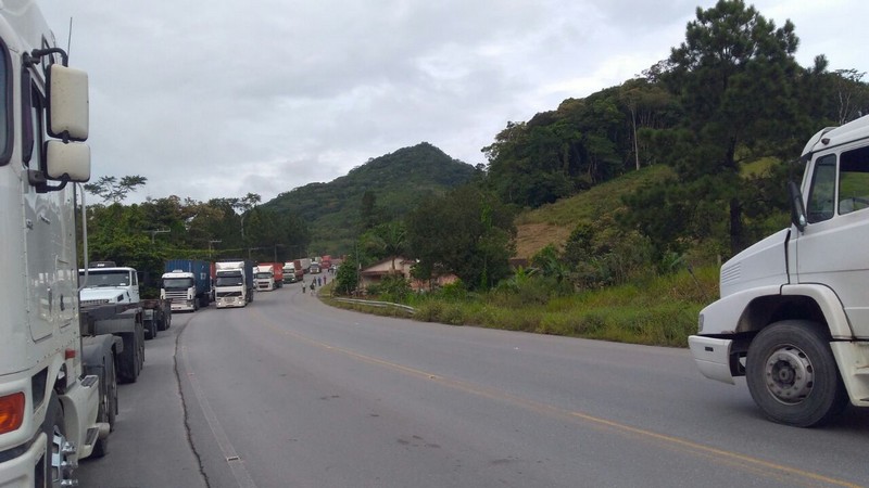 Caminhoneiros realizam paralisacao proximo ao Porto Itapoa 03