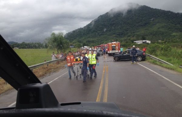 Grave acidente bloqueia rodovia SC-416 na divisa entre Guaratuba (PR) e Garuva 03