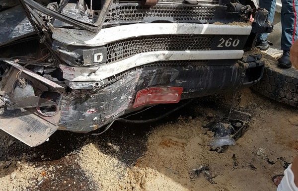 Caminhoneiro morre apos colisao frontal entre entre caminhoes na SC-416 01