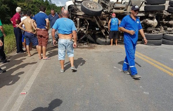 Caminhoneiro morre apos colisao frontal entre entre caminhoes na SC-416 03