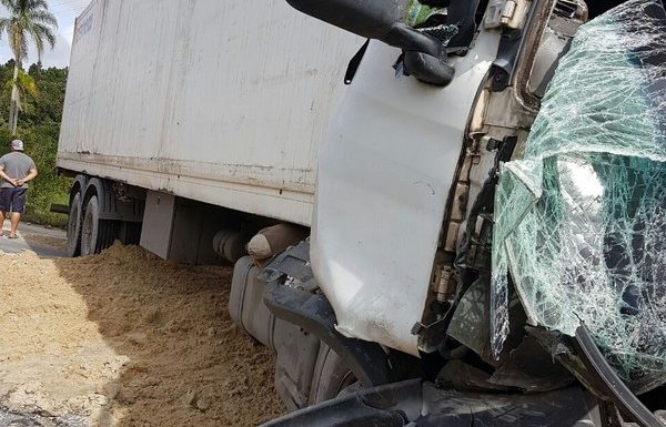 Caminhoneiro morre apos colisao frontal entre entre caminhoes na SC-416 04