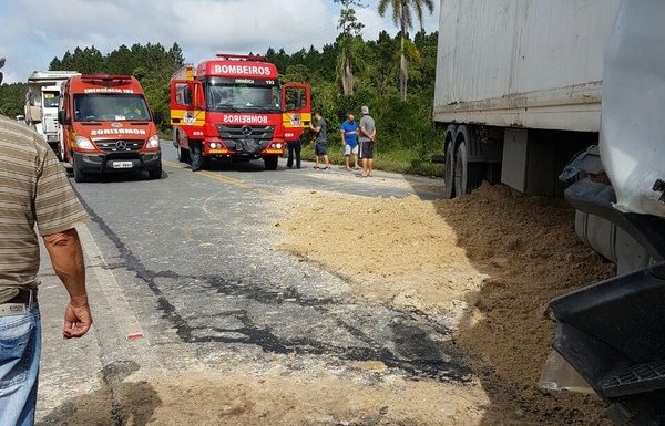 Caminhoneiro morre apos colisao frontal entre entre caminhoes na SC-416 05