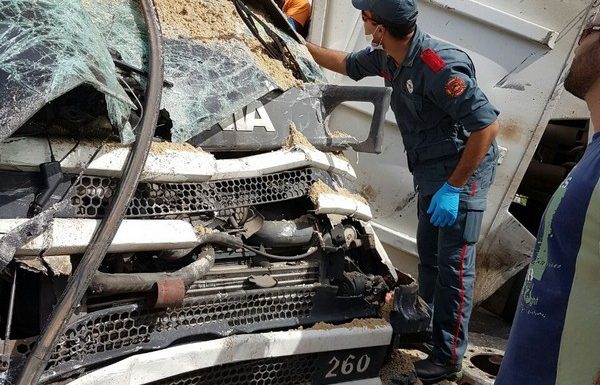 Caminhoneiro morre apos colisao frontal entre entre caminhoes na SC-416 06