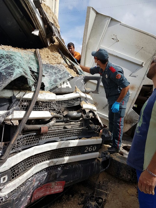 Caminhoneiro morre apos colisao frontal entre entre caminhoes na SC-416 06