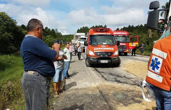 Caminhoneiro morre apos colisao frontal entre entre caminhoes na SC-416 09