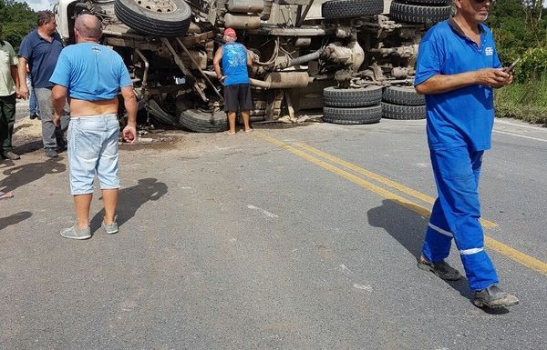 Caminhoneiro morre apos colisao frontal entre entre caminhoes na SC-416 10