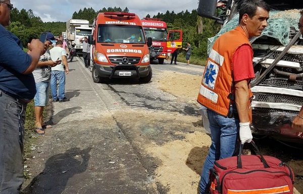 Caminhoneiro morre apos colisao frontal entre entre caminhoes na SC-416 11